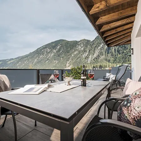 Platzhirsch & מאיירהופן